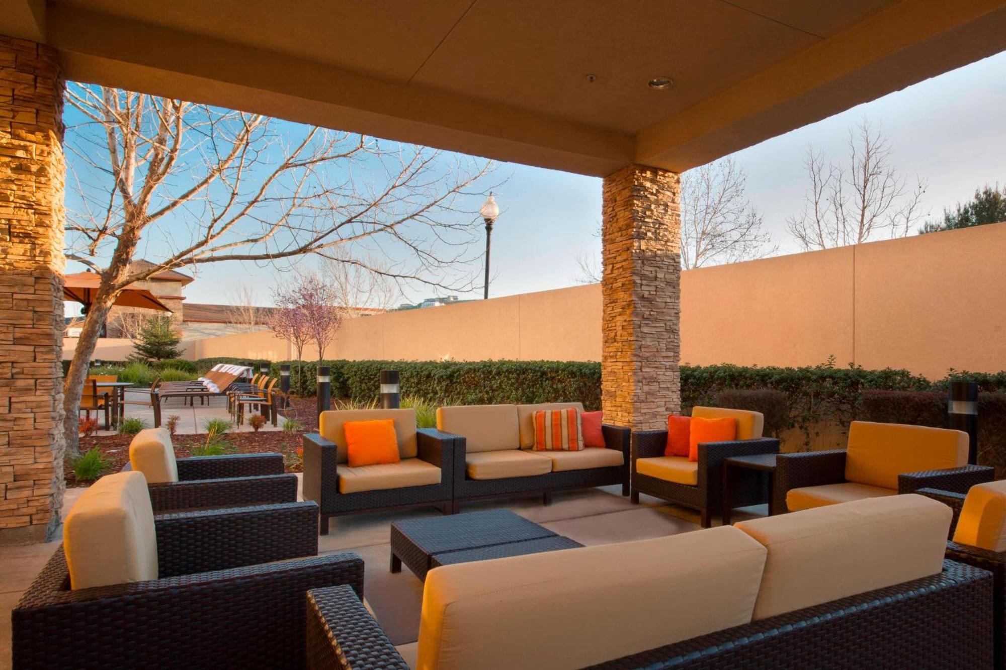 Отель Courtyard By Marriott Sacramento Фолсом Экстерьер фото